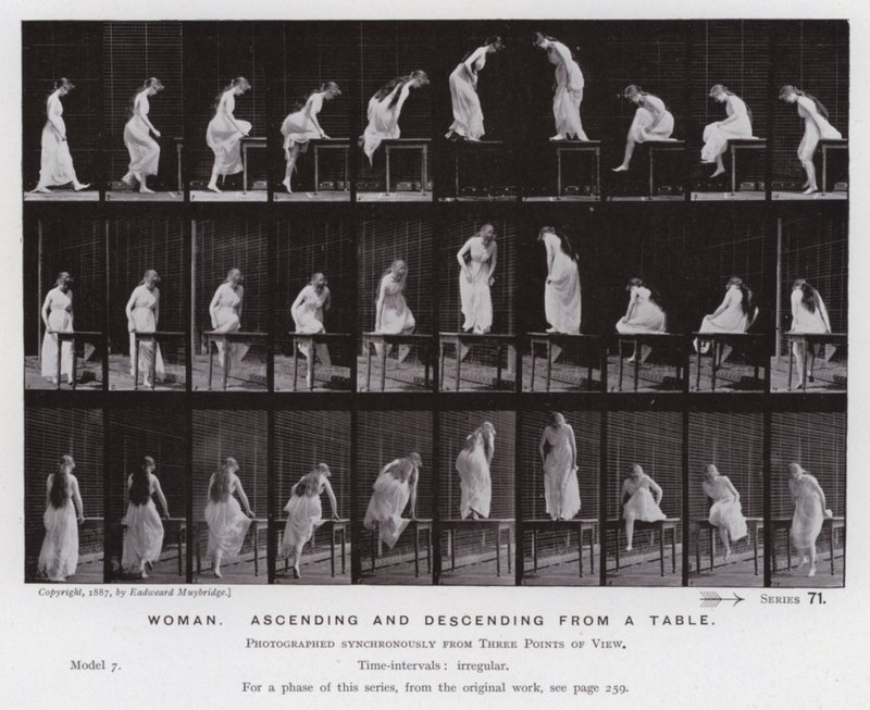 Postać ludzka w ruchu: kobieta wznosząca się i schodząca ze stołu (zdjęcie czarno-białe) autorstwa Eadweard Muybridge