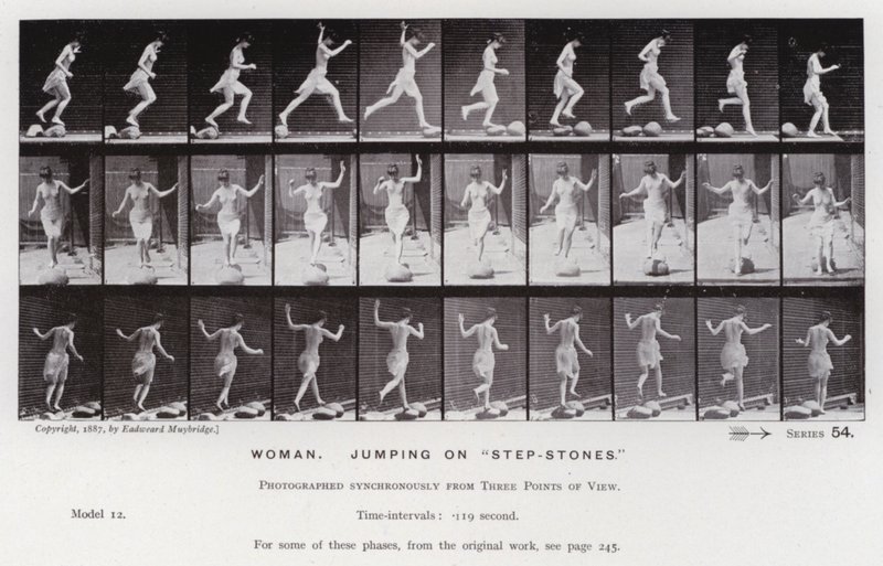 Postać ludzka w ruchu: Kobieta, skacząca po „stopniach” (zdjęcie czarno-białe) autorstwa Eadweard Muybridge