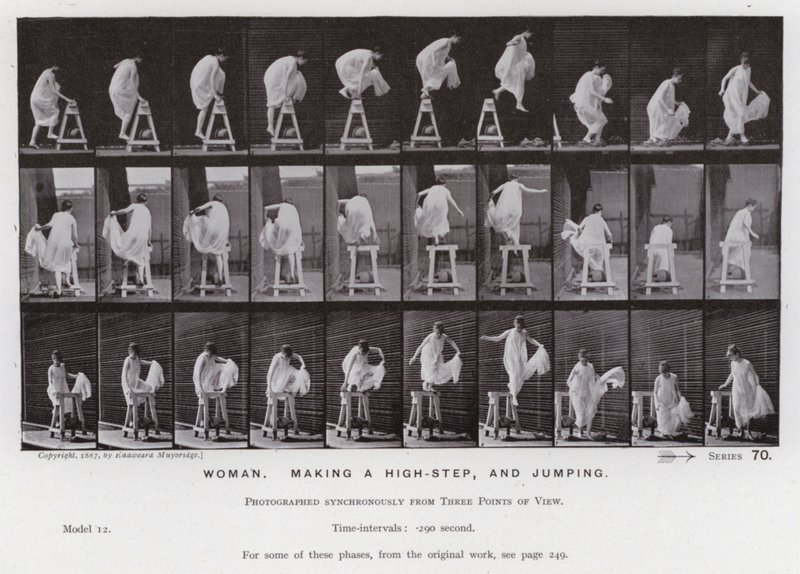 Postać ludzka w ruchu: Kobieta, wykonująca wysoki krok i skacząca (zdjęcie czarno-białe) autorstwa Eadweard Muybridge