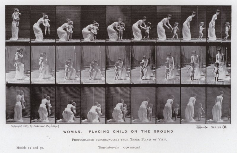 Postać ludzka w ruchu: kobieta, kładąca dziecko na ziemi (zdjęcie czarno-białe) autorstwa Eadweard Muybridge