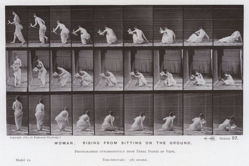 Postać ludzka w ruchu: kobieta wstająca z siedzenia na ziemi (zdjęcie czarno-białe) autorstwa Eadweard Muybridge