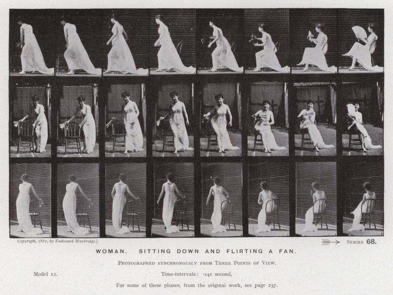 Postać ludzka w ruchu: kobieta, siedząca i flirtująca z wentylatorem (zdjęcie czarno-białe) autorstwa Eadweard Muybridge