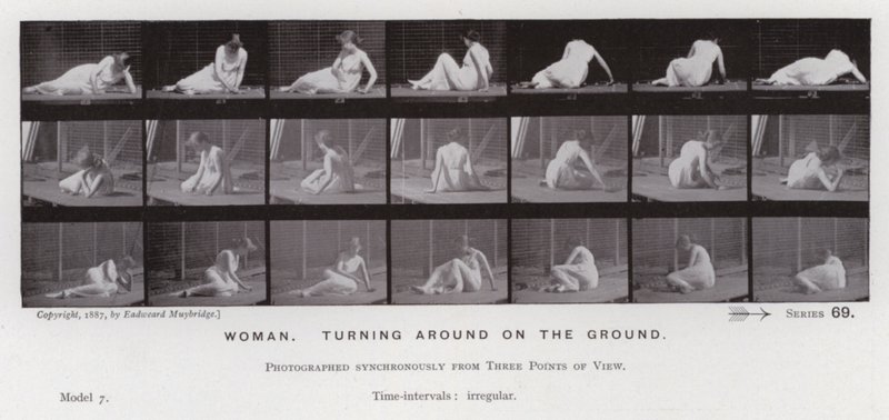 Postać ludzka w ruchu: kobieta obracająca się na ziemi (zdjęcie czarno-białe) autorstwa Eadweard Muybridge