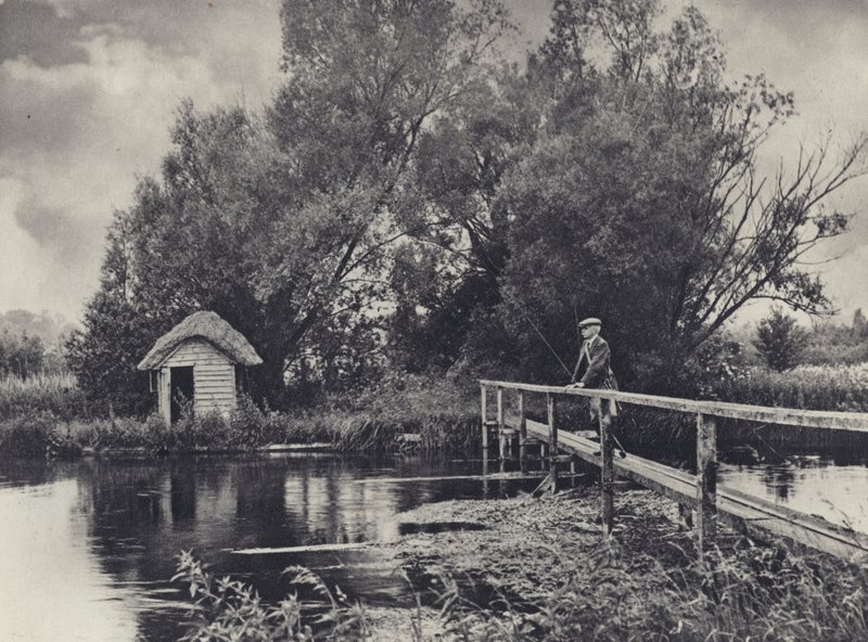 Chata nad wodą Leckford (zdjęcie czarno-białe) autorstwa Edward Alfred Barton