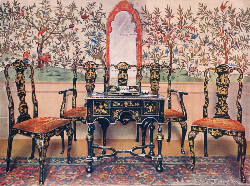 Czarna Lakierowana Sofa, Krzesła i Stół, Czerwone Lakierowane Lustro. Tapeta w Wotton-under-Edge autorstwa Edwin John Foley