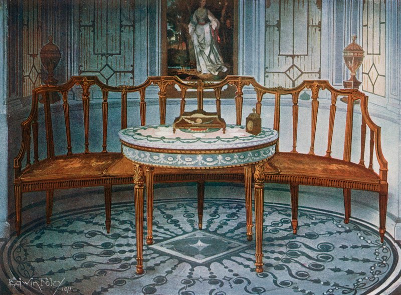 Rzeźbiona sofa barback z drewna satynowego. Malowany i pozłacany stół autorstwa Edwin John Foley