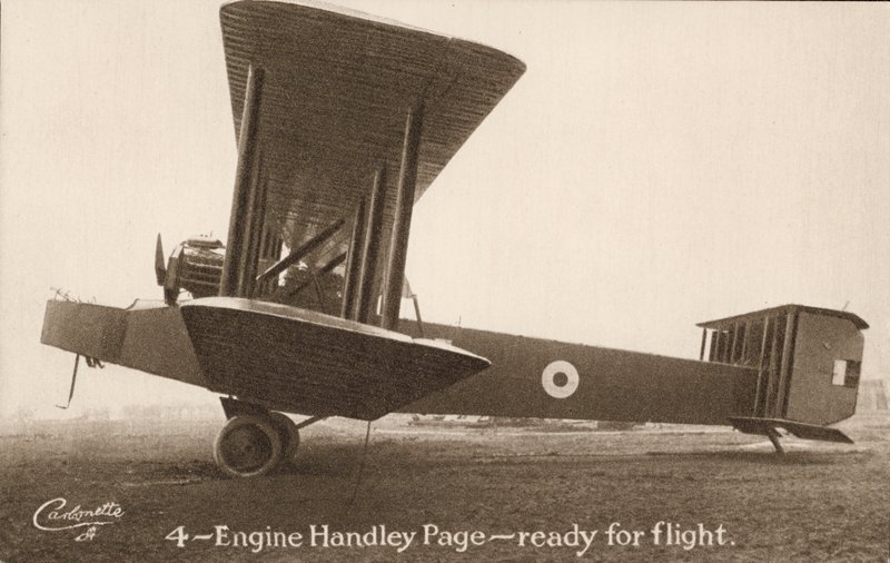 4-silnikowy samolot Handley Page, gotowy do lotu (zdjęcie czarno-białe) autorstwa English Photographer