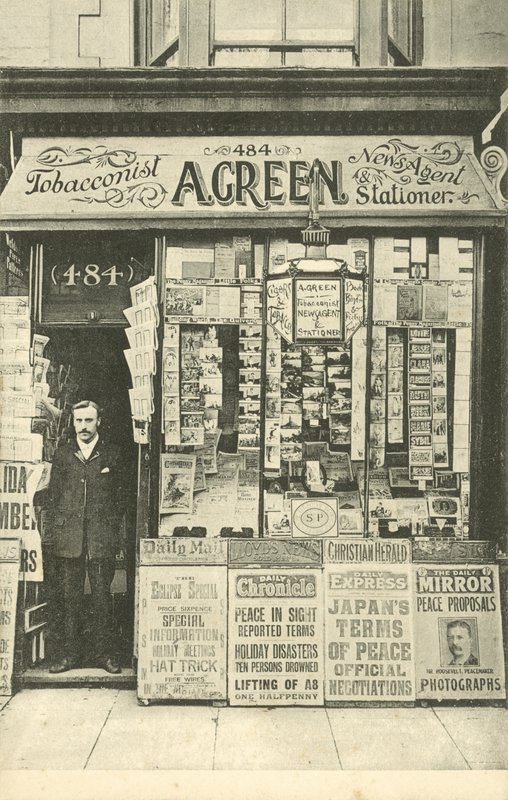 Zielony, tytoniowy, kiosk i papiernicze autorstwa English Photographer