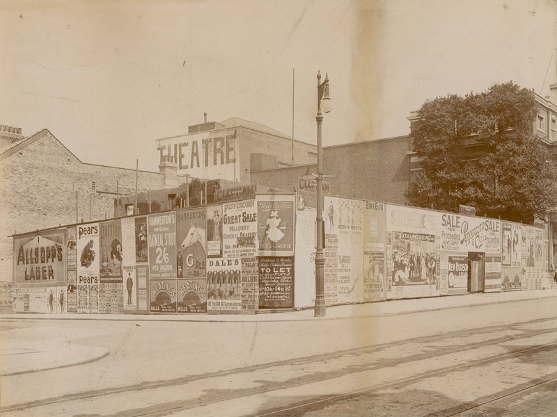 Reklamy na rogu Latchmere Road i Lavender Hill, Wandsworth, Londyn autorstwa English Photographer