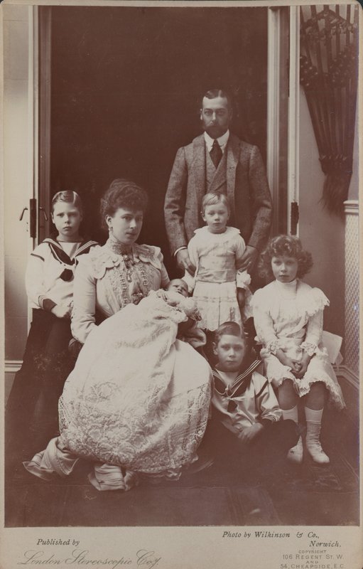 Albert Edward i księżniczka Alexandra z rodziną autorstwa English Photographer