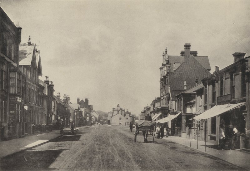 Aldeburgh, High Street (zdjęcie czarno-białe) autorstwa English Photographer