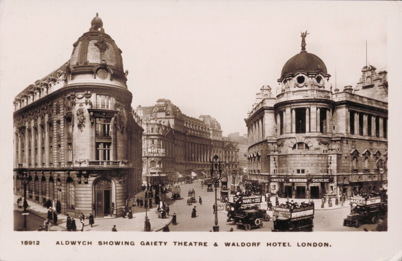 Aldwych, Londyn, Gaiety Theatre, Waldorf Hotel (zdjęcie czarno-białe) autorstwa English Photographer