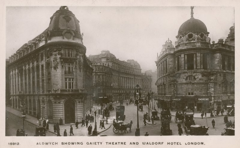 Aldwych pokazujący teatr Gaiety i hotel Waldorf autorstwa English Photographer