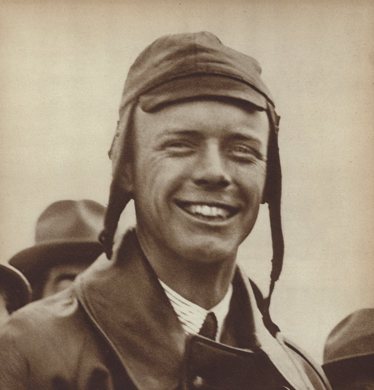 Amerykański lotnik Charles Lindbergh, pierwszy człowiek, który samotnie przeleciał przez Atlantyk. autorstwa English Photographer