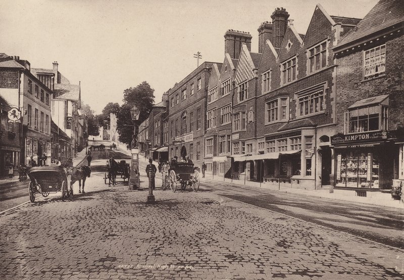 Arundel: High Street (zdjęcie czarno-białe) autorstwa English Photographer