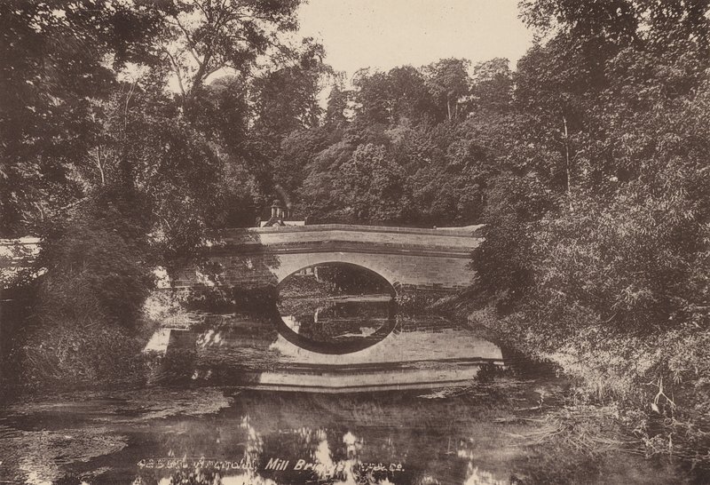 Arundel: Most Młyński (zdjęcie czarno-białe) autorstwa English Photographer