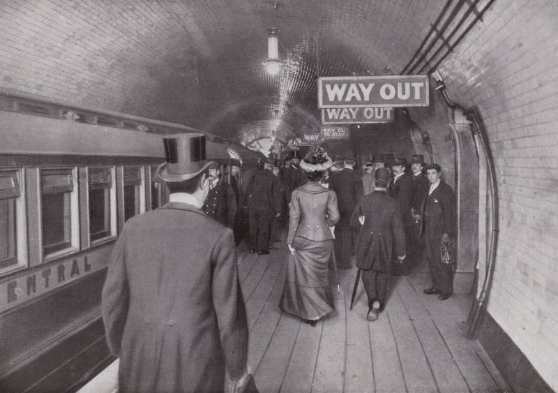 Na stacji Bank Central London Railway, Exit autorstwa English Photographer