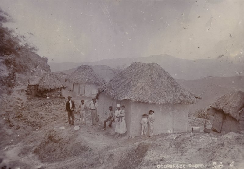 Wieś barbadyjska na zboczu wzgórza, 1880 autorstwa English Photographer