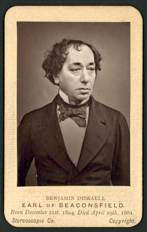 Benjamin Disraeli, hrabia Beaconsfield, pamiątkowa karta fotograficzna (zdjęcie czarno-białe) autorstwa English Photographer
