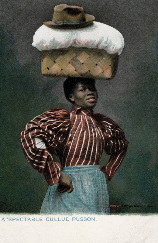 Czarna dziewczyna z koszem bielizny, zwieńczonym czapką, na głowie (zdjęcie) autorstwa English Photographer