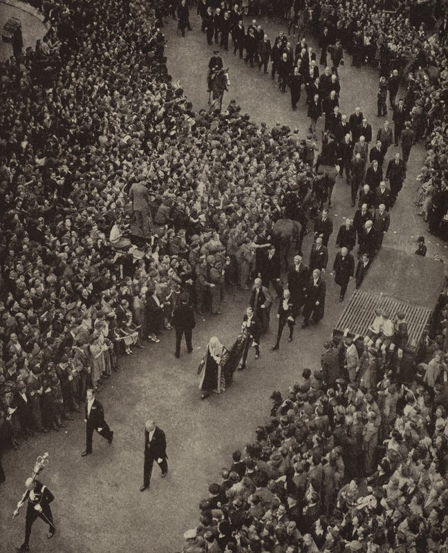 Brytyjski premier Winston Churchill i jego gabinet w drodze do kościoła św. Małgorzaty w Westminster na nabożeństwo dziękczynne za wybawienie od groźby inwazji nazistowskich Niemiec, 8 maja 1945 r. (zdjęcie czarno-białe) autorstwa English Photographer