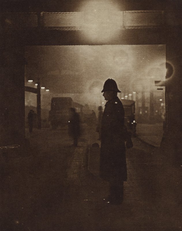 Brytyjski policjant na mglistej ulicy (zdjęcie czarno-białe) autorstwa English Photographer