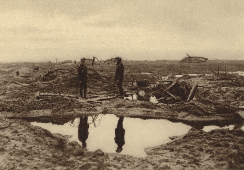 Brytyjskie czołgi ugrzęzły w błocie, zanim dotarły do niemieckich linii pod Ypres w Belgii, I wojna światowa autorstwa English Photographer