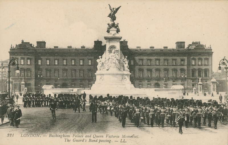Pałac Buckingham i pomnik królowej Wiktorii; Przejście Guards Band autorstwa English Photographer