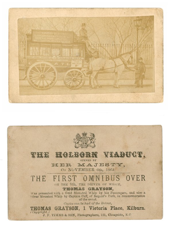 Karta (przód i tył) upamiętniająca pierwszy omnibus przejechany przez wiadukt Holborn, 6 listopada 1869 autorstwa English Photographer