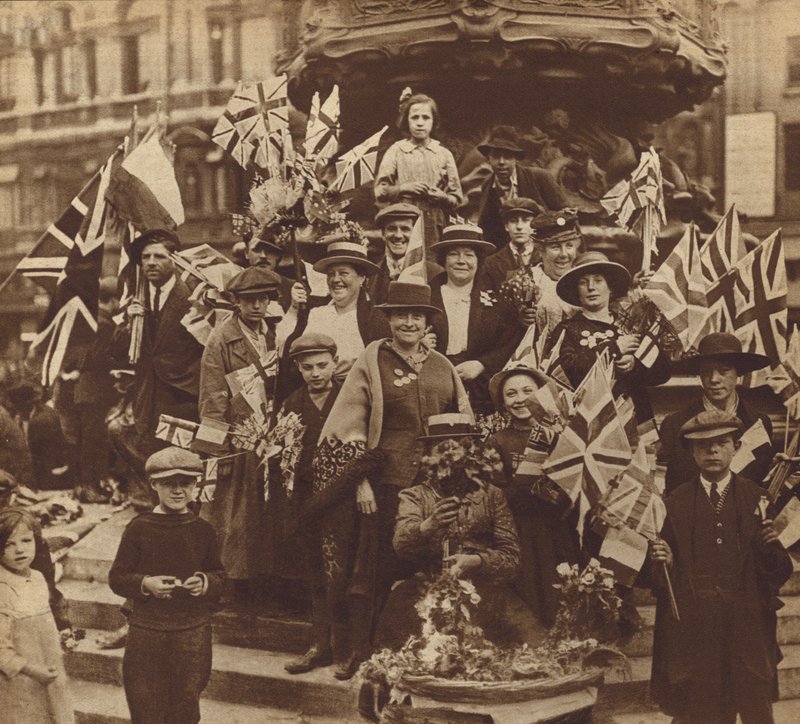 Świętowanie zwycięstwa w pierwszej wojnie światowej na Piccadilly Circus w Londynie autorstwa English Photographer