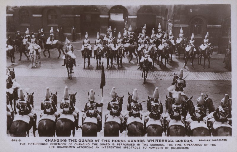 Zmiana warty, Horse Guards, Whitehall, Londyn (zdjęcie czarno-białe) autorstwa English Photographer