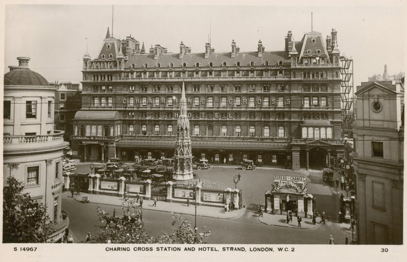 Charing Cross Station and Hotel, Strand, Londyn autorstwa English Photographer
