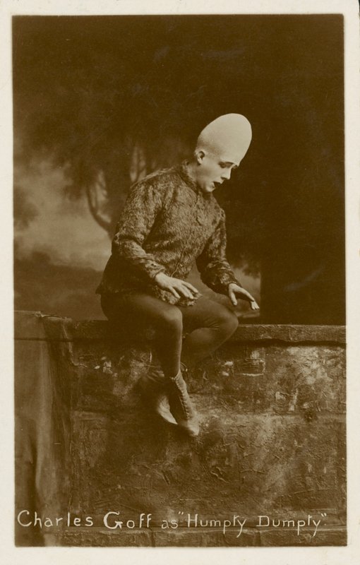 Charles Goff jako Humpty Dumpty (zdjęcie czarno-białe) autorstwa English Photographer
