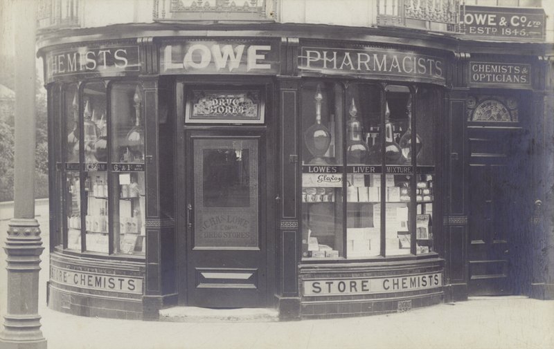 Charles Lowe & Co Drug Store, Newbury, Berkshire (zdjęcie czarno-białe) autorstwa English Photographer