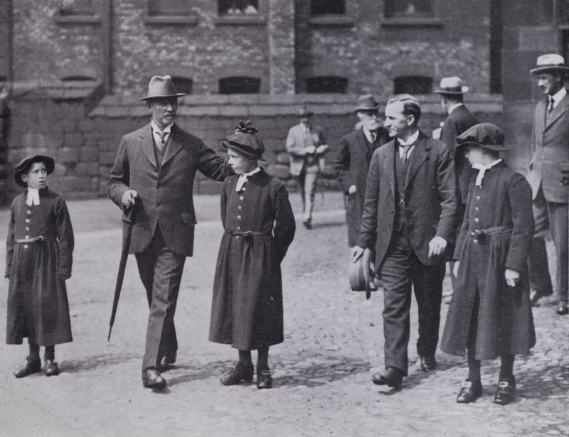 Szpital i Biblioteka Chetham, Manchester: Wizyta generała Smutsa, 7 lipca 1919 (zdjęcie czarno-białe) autorstwa English Photographer