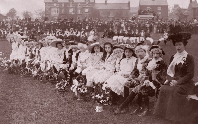 Dzieci biorące udział w konkursie przebrań, ok. 1910 (fotograf czarno-biały) autorstwa English Photographer