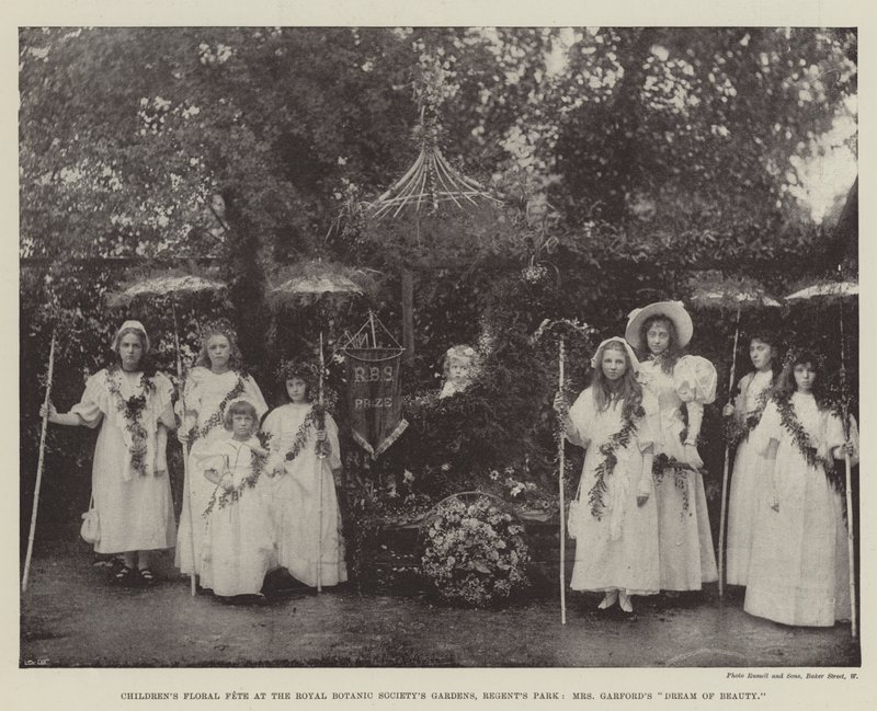 Dziecięcy festyn kwiatowy w ogrodach Królewskiego Towarzystwa Botanicznego, Regents Park, pani Garfords Dream of Beauty autorstwa English Photographer