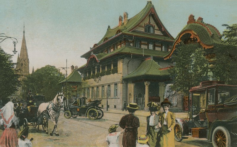 Budynek w stylu chińskim. Pocztówka wysłana w 1913 roku. autorstwa English Photographer