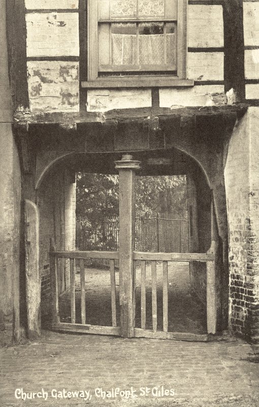Church Gateway, Chalfont St Giles, Buckinghamshire (zdjęcie czarno-białe) autorstwa English Photographer