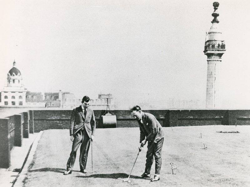 Miejscy golfiści oglądani z pomnika autorstwa English Photographer