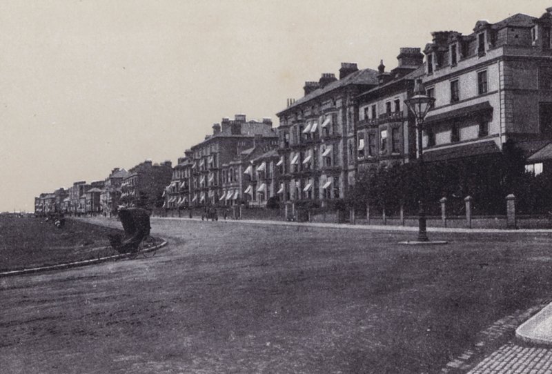 Clarence Parade, Southsea (czarno-białe zdjęcie) autorstwa English Photographer