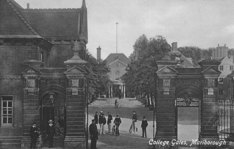 College Gates, Marlborough College, Wiltshire (zdjęcie czarno-białe) autorstwa English Photographer