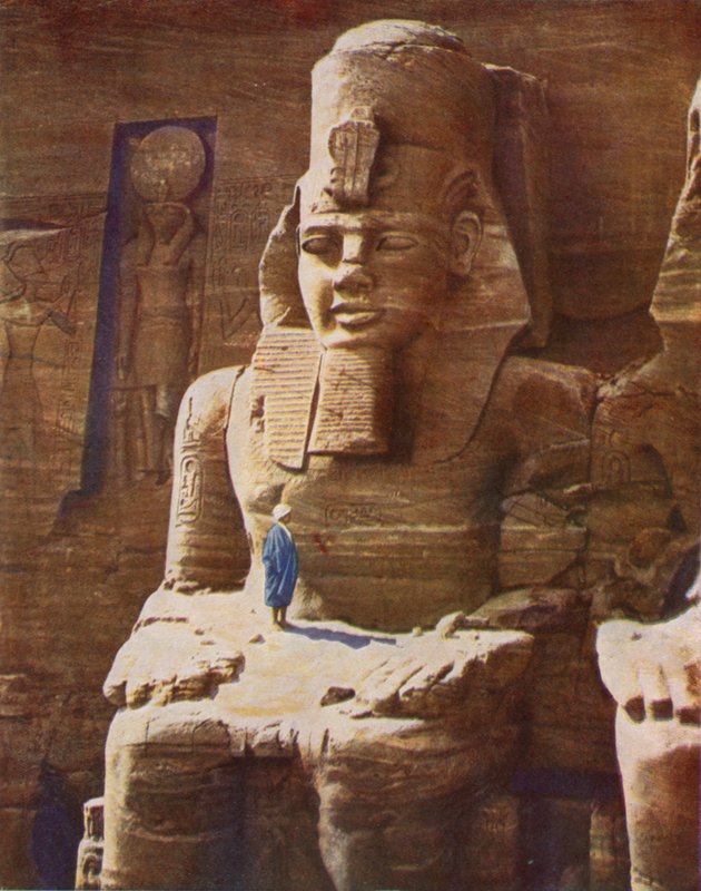 Kolosalna siedząca postać Ramzesa II w Abu-Simbel (zdjęcie kolorowe) autorstwa English Photographer