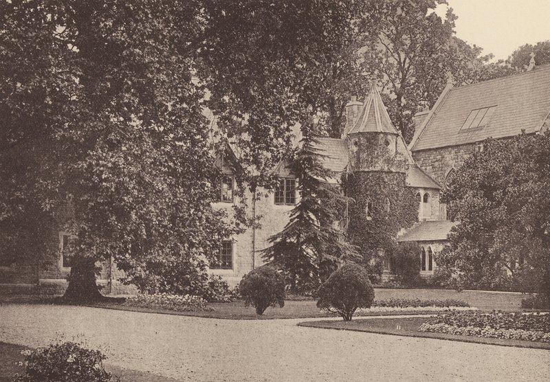 Klasztor Najświętszego Serca, Roehampton: Wschodnia część tarasu i dom rekolekcyjny (zdjęcie czarno-białe) autorstwa English Photographer