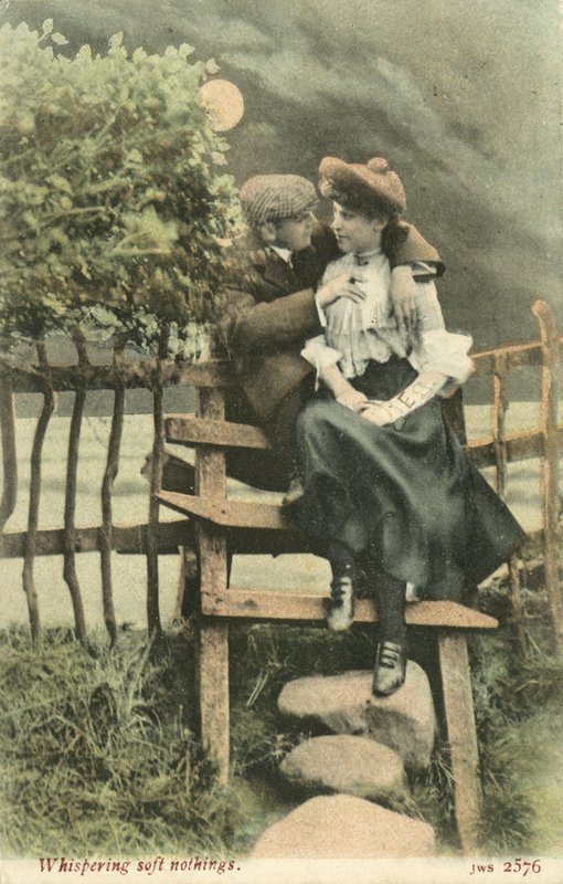 Para przytulająca się na wiejskim ramiaku (kolorowe zdjęcie) autorstwa English Photographer