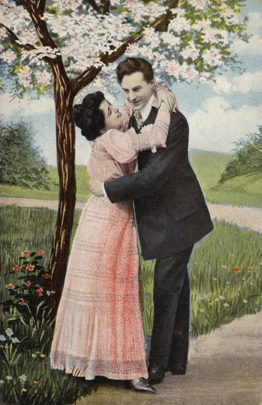 Para obejmująca się pod kwitnącym drzewem (chromolitho) autorstwa English Photographer