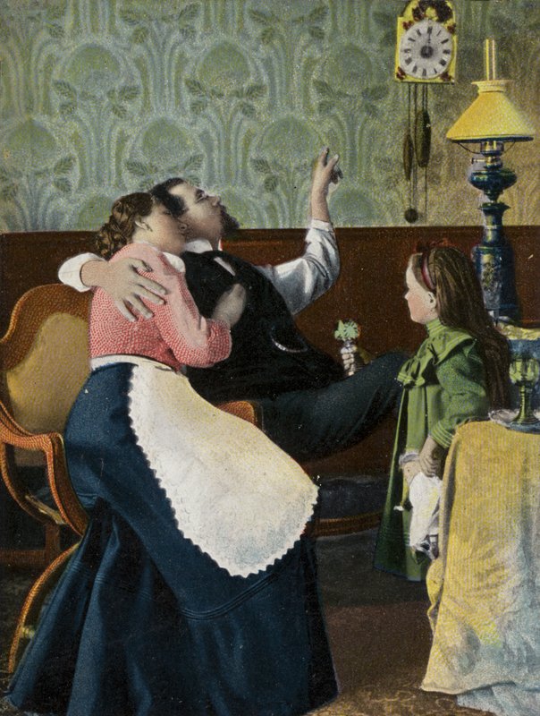 Para patrząca na czas ze swoim małym dzieckiem (chromolitho) autorstwa English Photographer