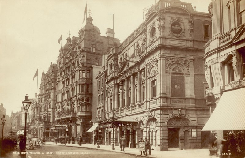 Teatr Dalys i północna strona Leicester Square, Londyn autorstwa English Photographer