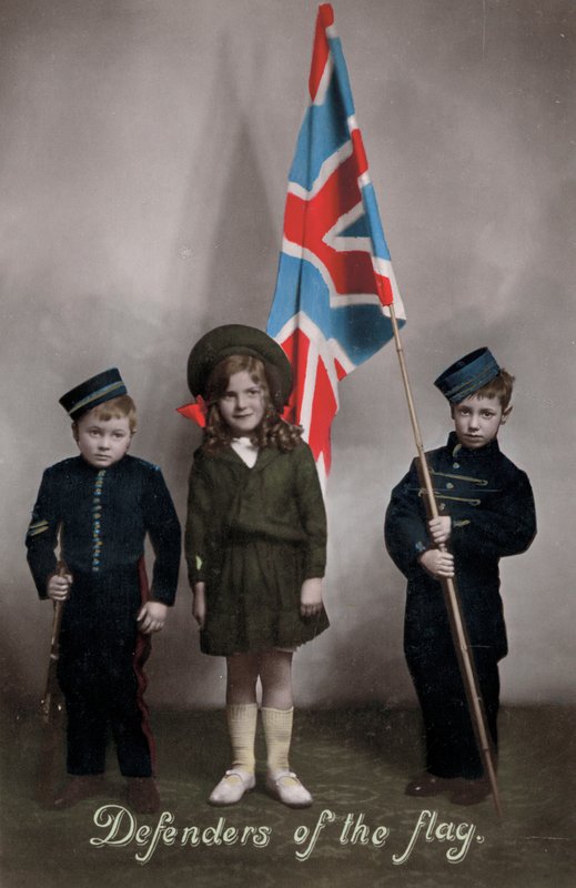 Defenders of the Flag, trójka dzieci w mundurach z Union Jack (zdjęcie) autorstwa English Photographer