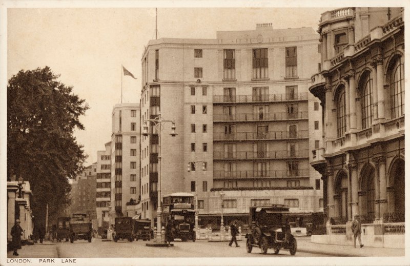 Dorchester Hotel, Park Lane, Londyn (zdjęcie czarno-białe) autorstwa English Photographer
